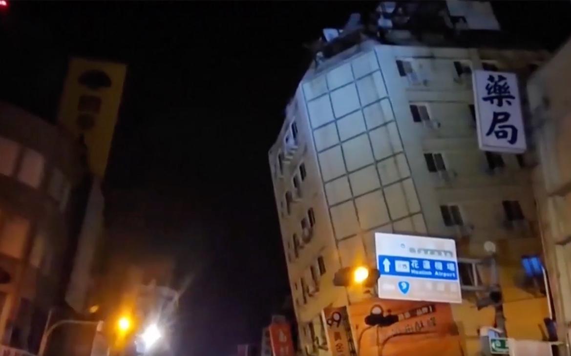 Дома снова покосились: новые кадры землетрясения на Тайване