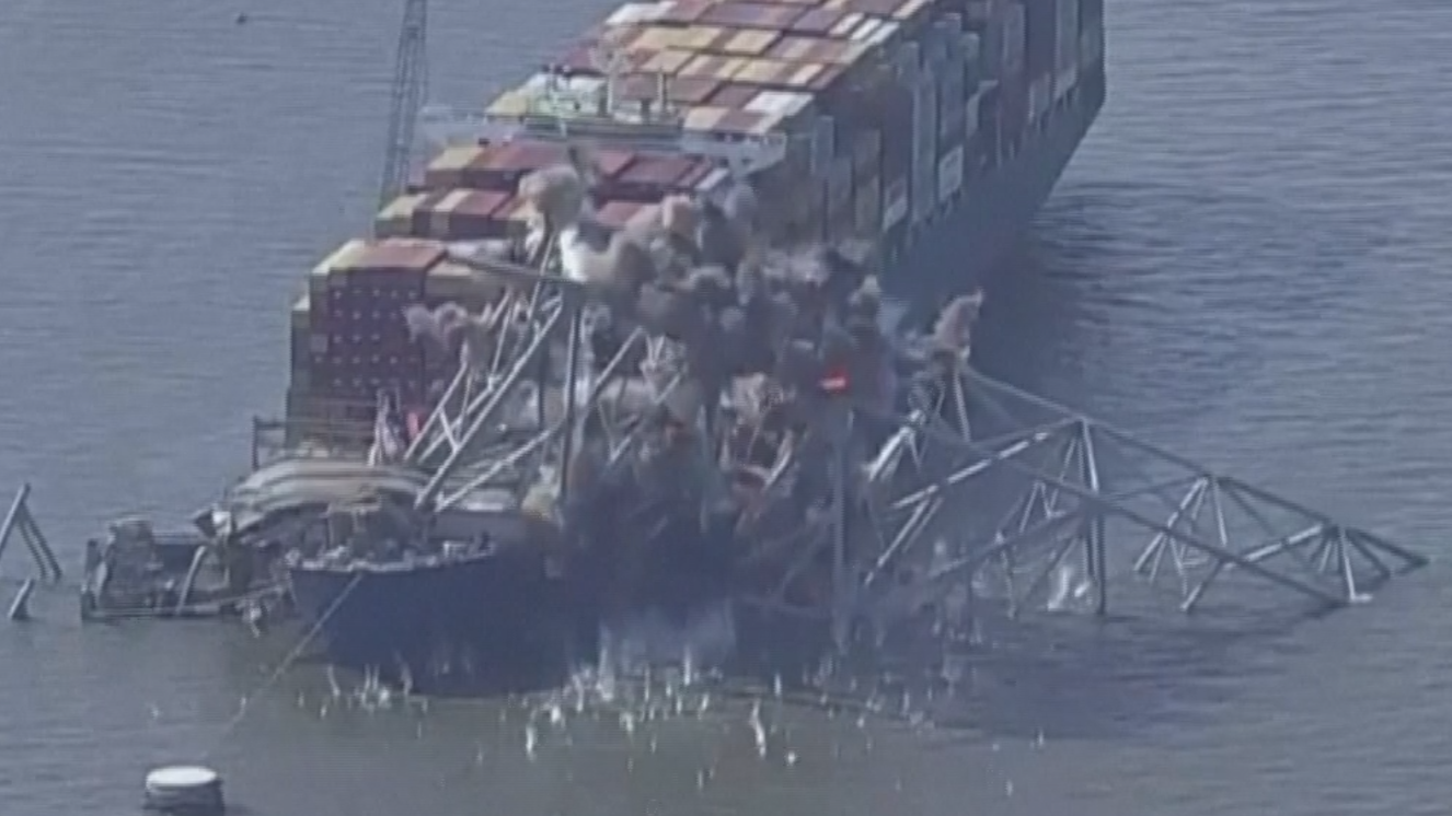 В Балтиморе взорвали рухнувшую на контейнеровоз ферму моста. Видео