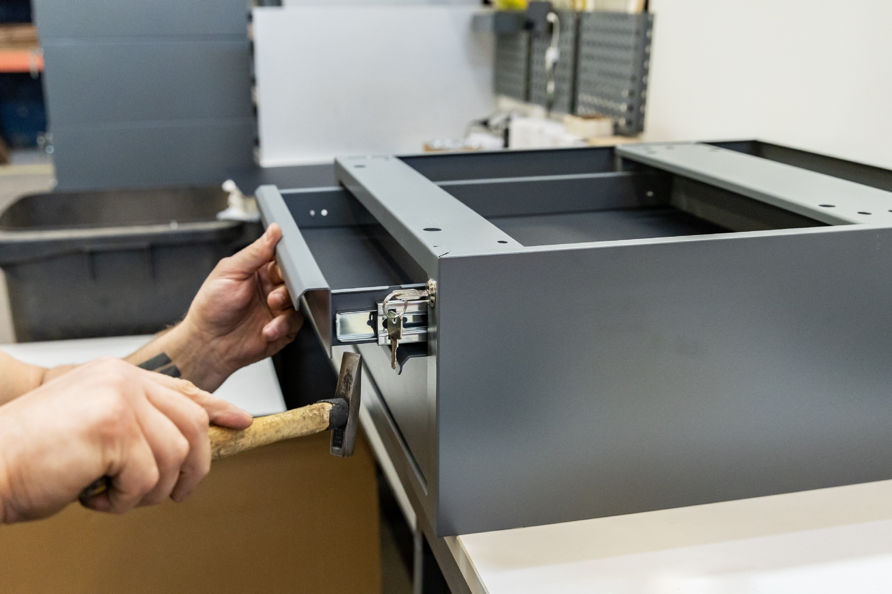 Производство мебели стало лидером снижения производства в Петербурге