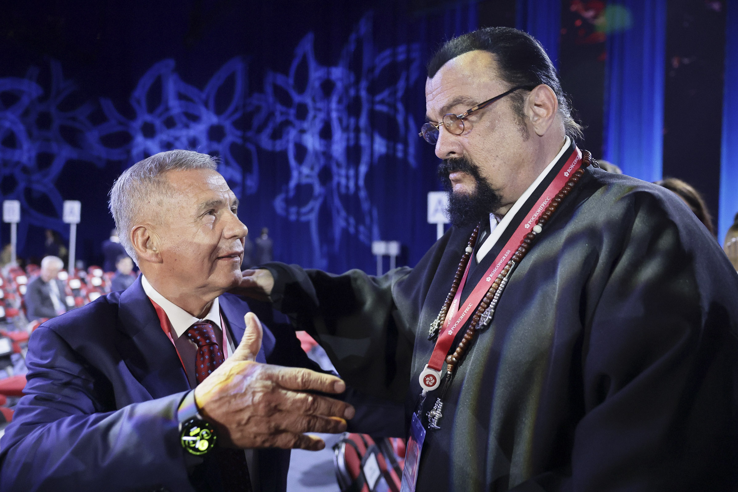 Глава Татарстана Рустам Минниханов и спецпредставитель МИД России по вопросам российско-американских гуманитарных связей Стивен Сигал.