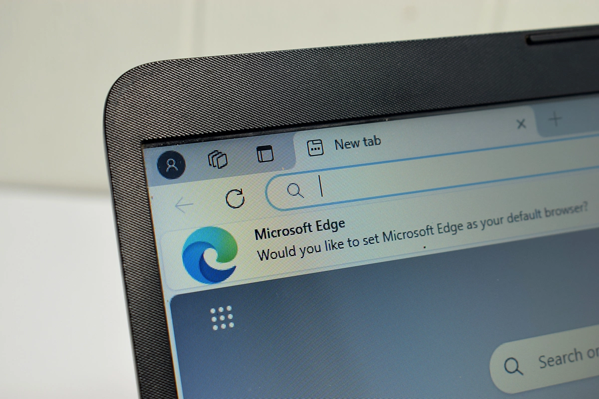 Проще всего воспользоваться Ctrl + Shift + T — этот набор клавиш откроет последнюю сессию