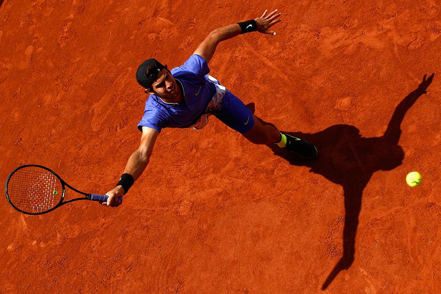 Карен Хачанов в матче первого круга мужского одиночного разряда против Джона Изнера из США на турнире &laquo;Ролан Гаррос&raquo;, 2017 год