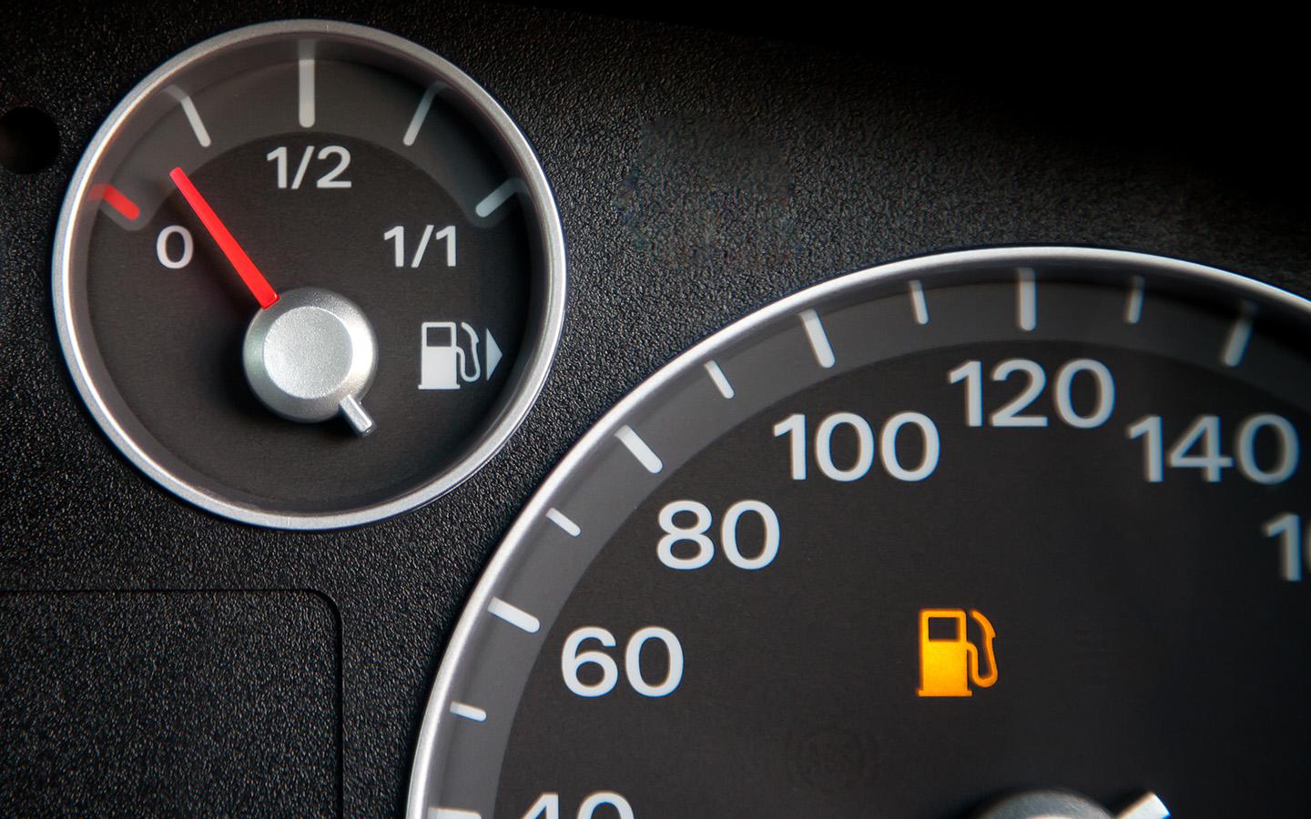 Почему датчик уровня топлива показывает неправильно и что с этим делать