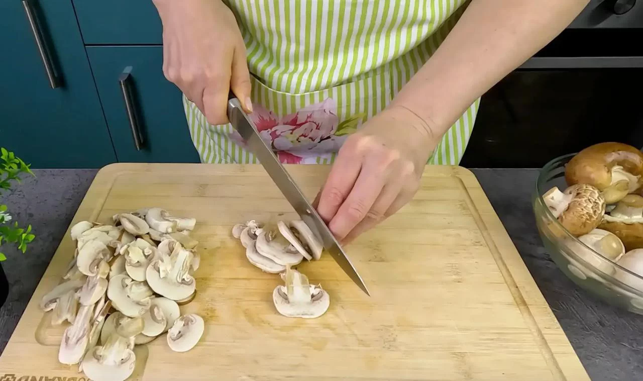 Нарежьте шампиньоны