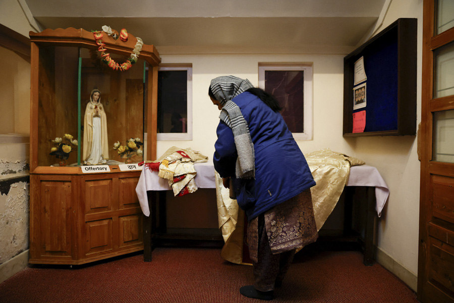 Подготовка к мессе в католической церкви в Сринагаре, регион&nbsp;Джамму и Кашмир, Индия.