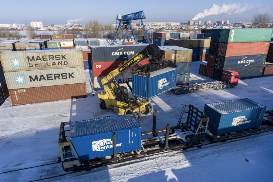 Погрузка контейнеров на территории «Трансконтейнера»