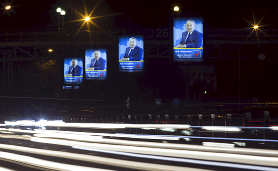 Предвыборные плакаты с изображением Нурсултана Назарбаева