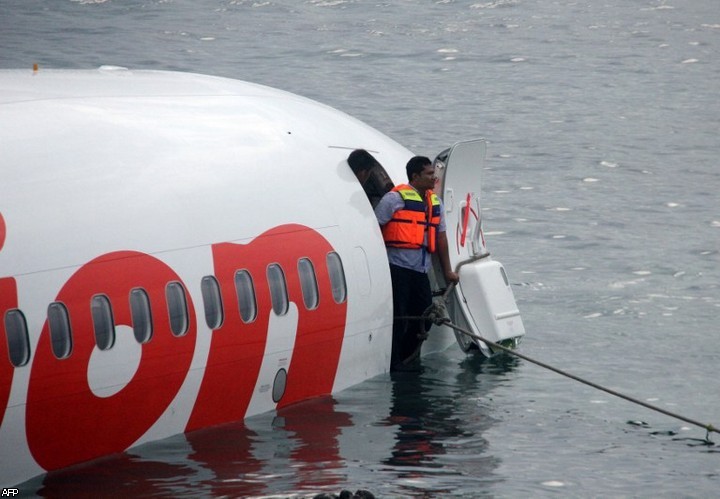 Пассажирский самолет потерпел крушение у берегов Бали