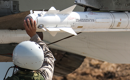 Российская ракета Р-73 под&nbsp;крылом истребителя Су-30СМ на&nbsp;авиабазе Хмеймим, 2015 год
