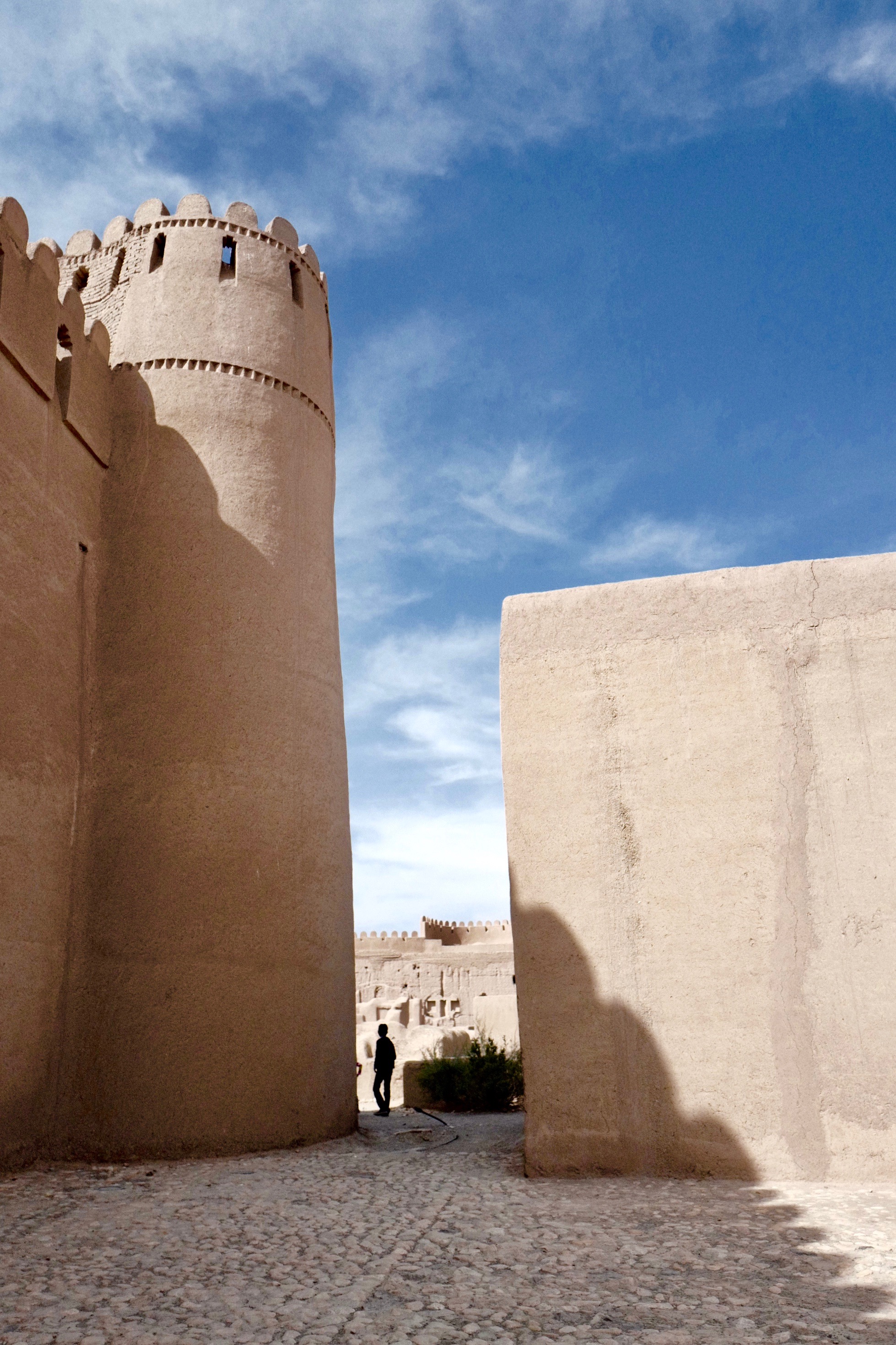 Руины крепости в Раене, основанной около 1500 лет назад, смотрятся причудливо на фоне реконструированных глинобитных стен
