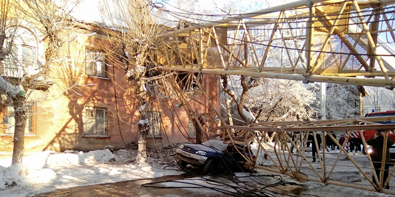 При падении башенного крана на дом в Кирове погиб человек