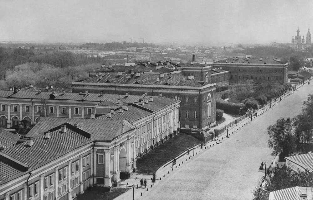 
Вторая Бауманская улица. На переднем плане слева &mdash; Лефортовский дворец, справа &mdash; здание Высшего технического училища имени Баумана (бывший Слободской дворец). 1901 год