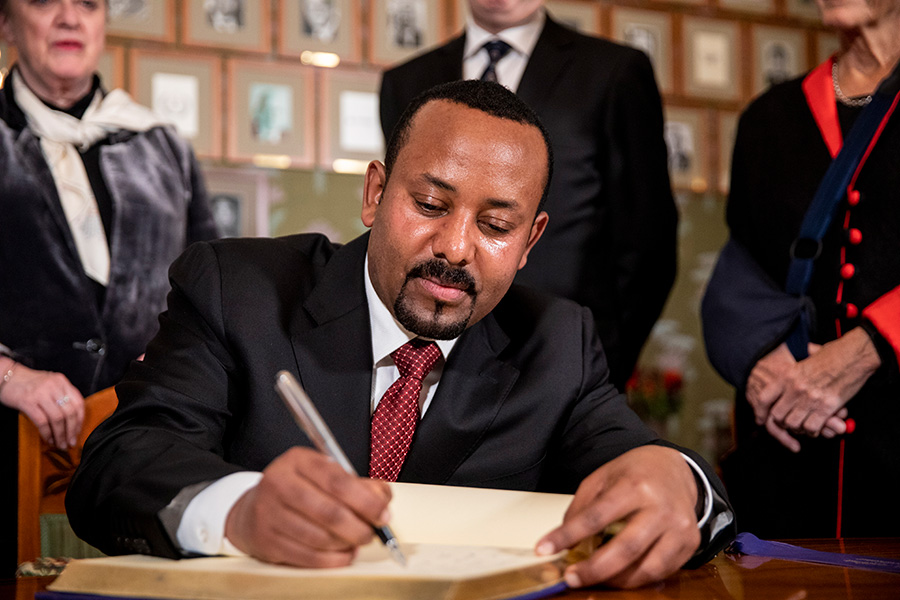 Нобелевскую премию мира получил премьер-министр Эфиопии Абий Ахмед Али, ему присудили награду через полтора года после вступления в должность. Он заключил мирный договор с Эритреей и начал реформы по либерализации политической жизни своей страны