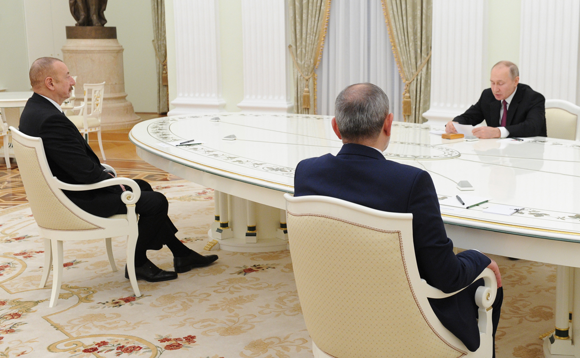 Ильхам Алиев, Никол Пашинян и Владимир Путин (слева направо) во время трехсторонней встречи в Кремле