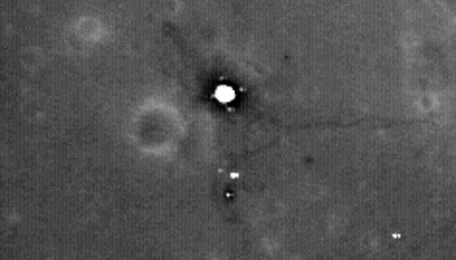 Место прилунения &laquo;Аполлона-11&raquo;, заснятое запущенным NASA искусственным спутником Луны Lunar Reconnaissance Orbiter в 2009 году