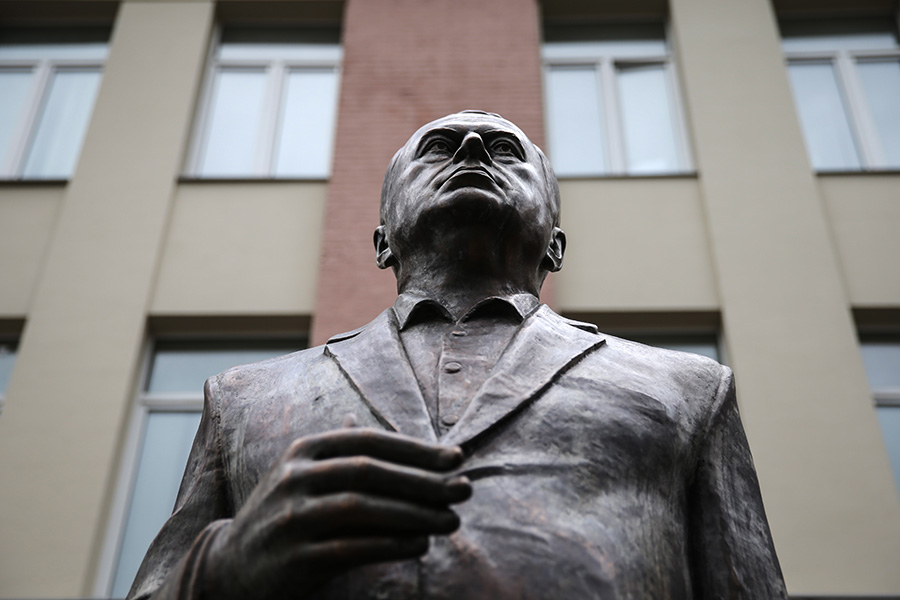 В 2016 году в Москве открыли прижизненный памятник Владимиру Жириновскому работы Зураба Церетели&nbsp;&mdash; в качестве подарка от скульптора на 70-летний юбилей политика. Скульптура установлена во дворе Института мировых цивилизаций, который он основал в 1999 году