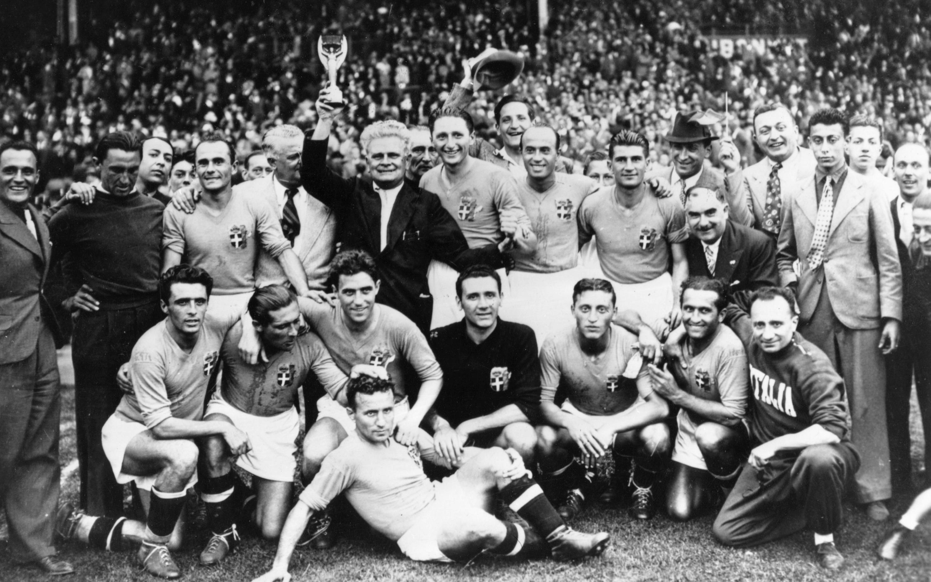 Сборная Италии с Кубком мира после победы в финале ЧМ-1938.