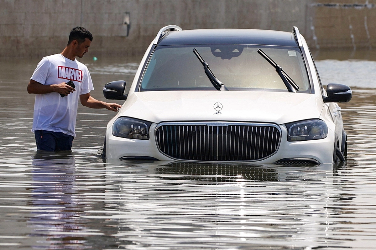 <p>Во время аномальных ливней в середине апреля многие водители были вынуждены бросать свои машины прямо посреди затопленных дорог</p>