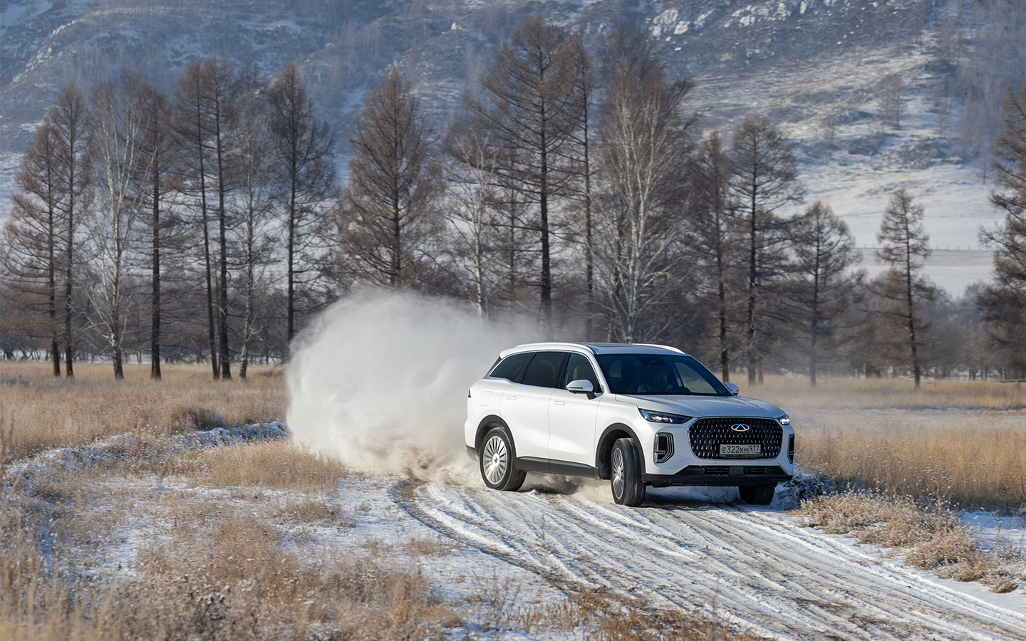 В управлении Chery Tiggo 9 невероятно легок и комфортен: в большинстве ситуаций он рулится играючи одной рукой. Обратная связь на баранке&nbsp;без изысков, но потерять автомобиль в скольжении довольно сложно