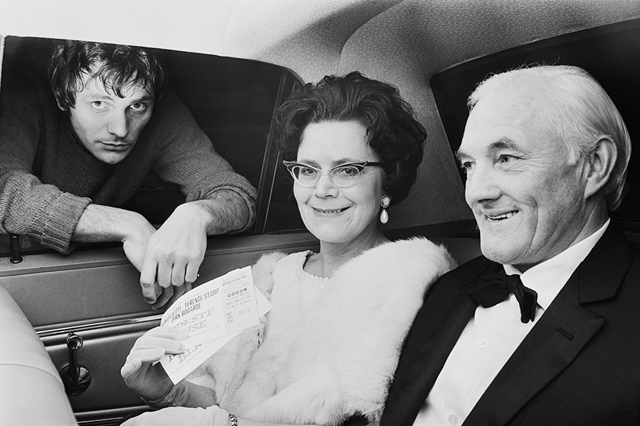 Теренс Стэмп провожает своих родителей Этель и Томаса на лондонскую премьеру своего фильма &laquo;Модести Блейз&raquo;, Великобритания, 5 мая 1966 г.