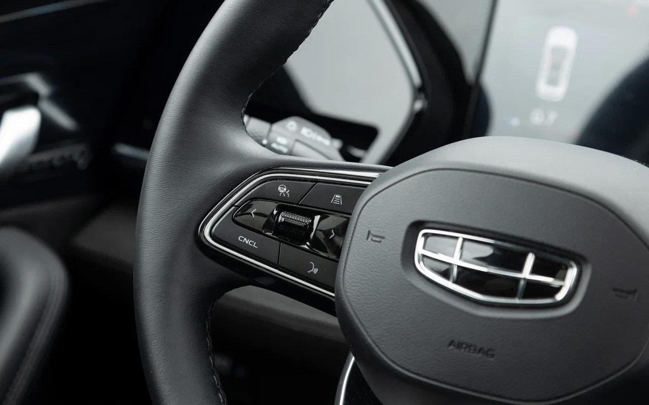 Руль у Geely Monjaro более традиционный и удобный &mdash; с привычными физическими рычажками и клавишами