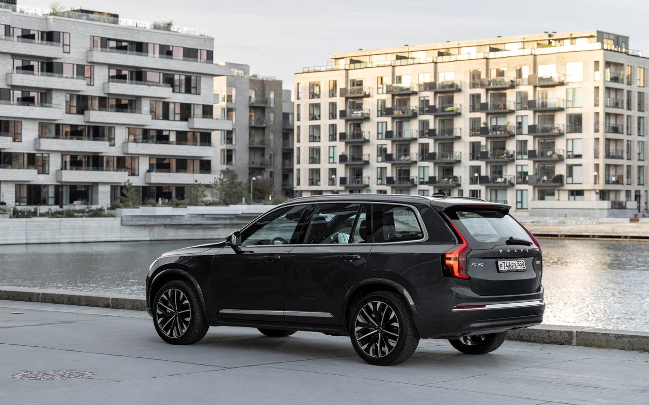 В отличие от скоропортящихся китайских дизайнов эстетика XC90 неподвластна годам. На выбор восемь кузовных цветов и новые варианты колесных дисков
