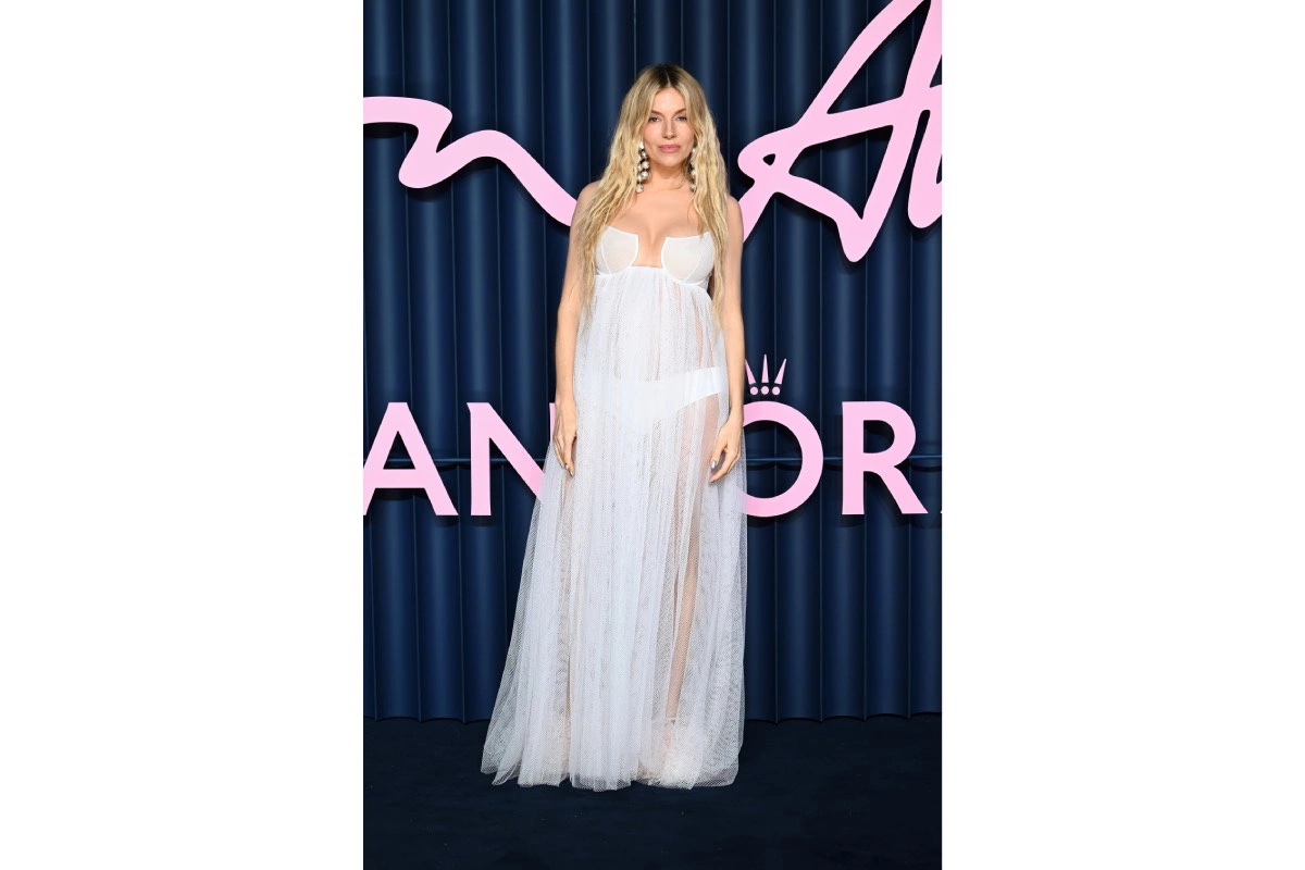 Сиенна Миллер на церемонии Fashion Awards в Лондоне