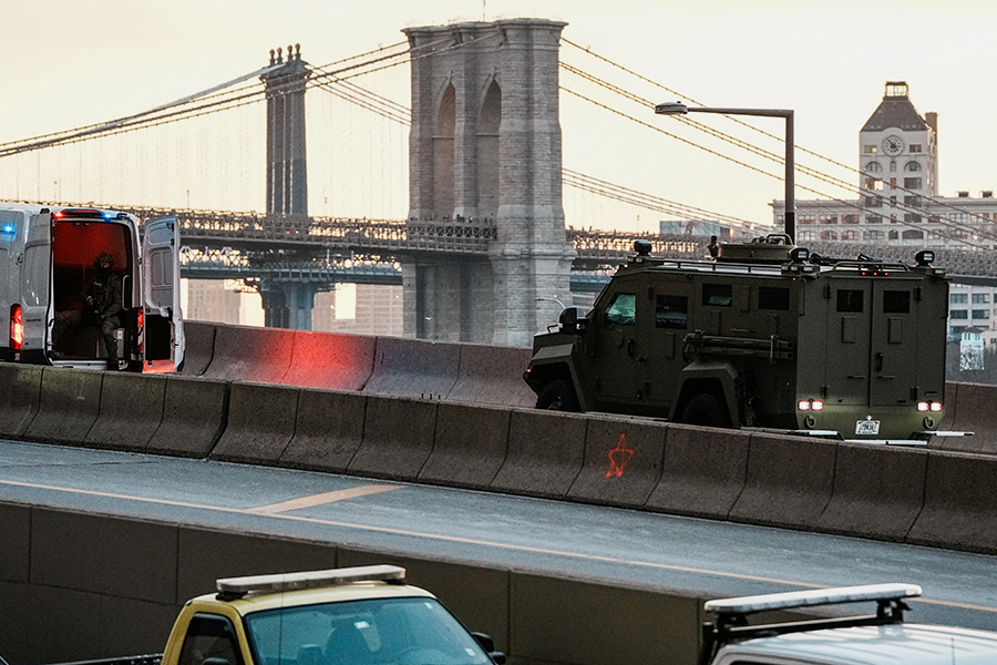 По улицам Нью-Йорка бронеавтомобиль с Мадуро до здания федерального суда сопровождал длинный кортеж из полицейских автомобилей.

