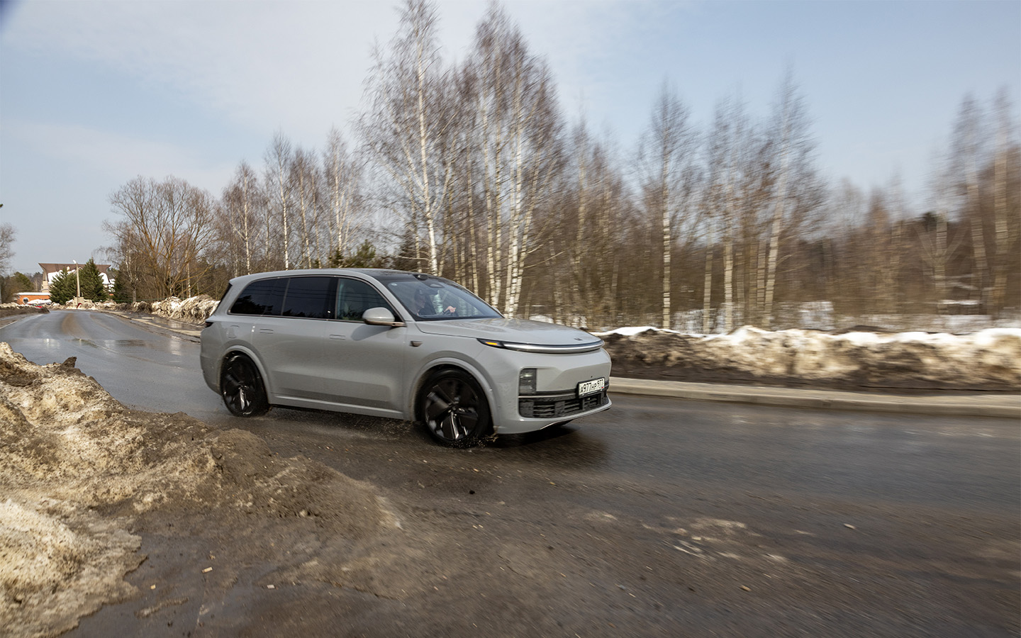 Пневмоподвеска&nbsp;Lixiang L9 хороша во всех режимах: автомобиль будто парит над дорогой, а не едет
