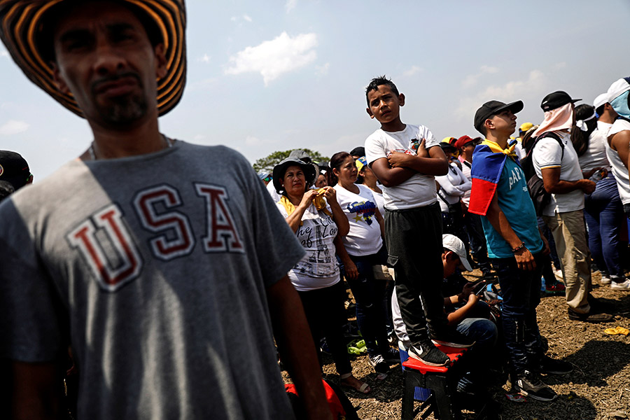 Площадку для мероприятия разместили рядом с пунктом сбора гуманитарной помощи, которую в последние недели посылали в Венесуэлу США. Власти Венесэулы отказались принимать эту гуманитарную помощь. В Каракасе назвали груз от Штатов провокацией, направленной на подготовку интервенции
