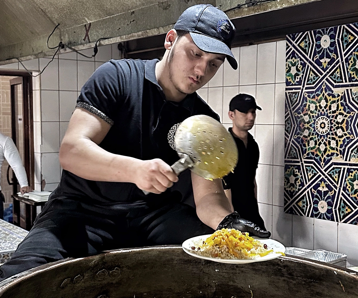 Бухарский плов готовят не в казанах, а в огромных медных горшках