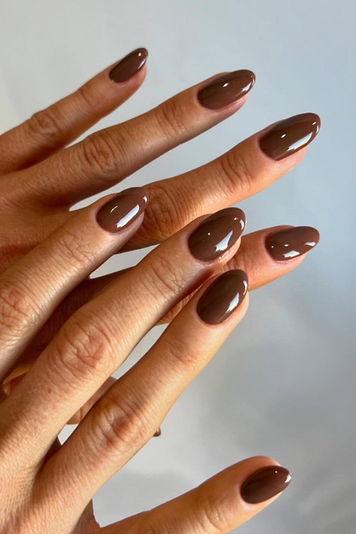 Оттенок &laquo;горячий шоколад&raquo;&nbsp;&mdash; один из самых популярных трендов последних лет