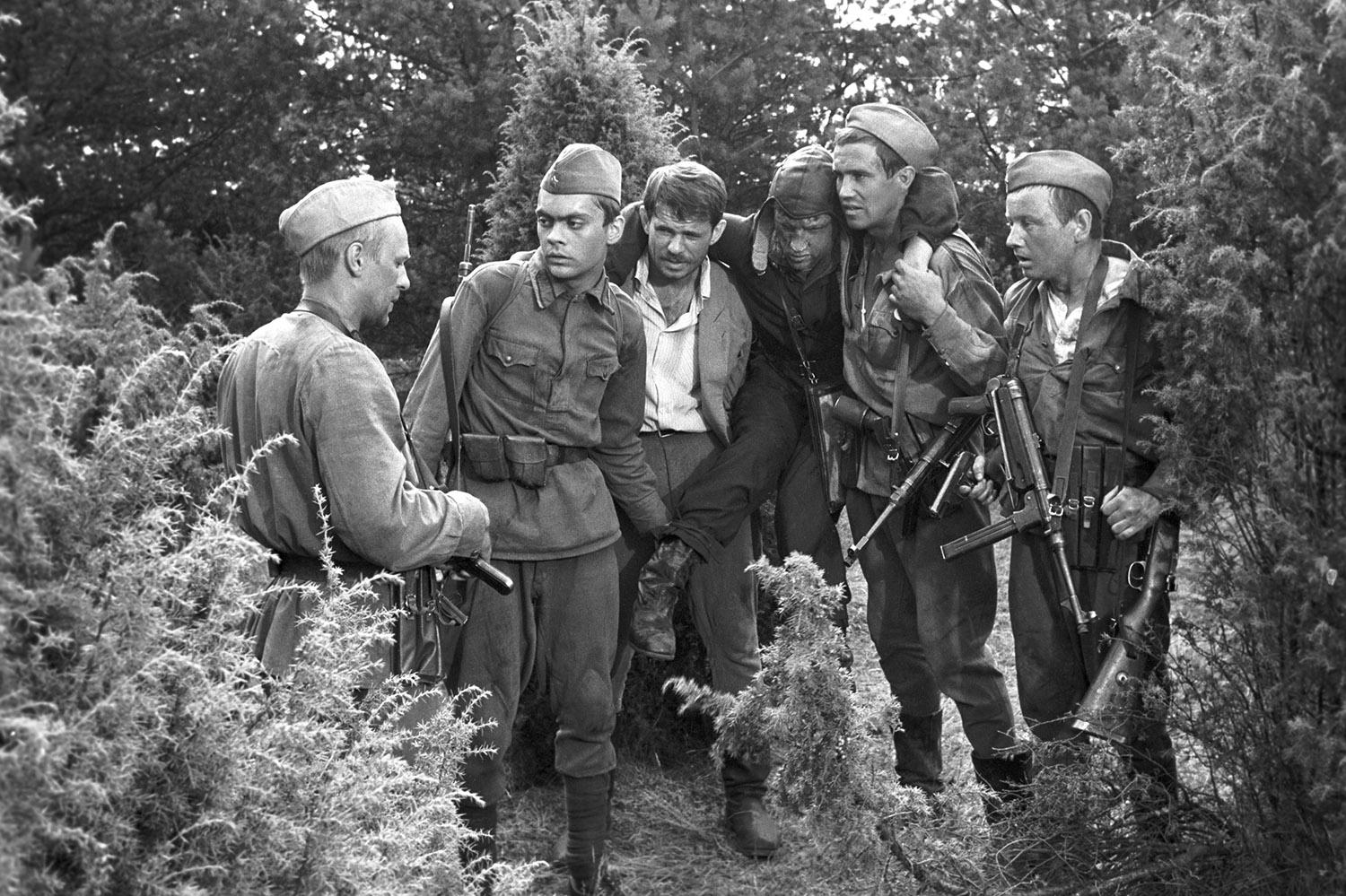 Александр Феклистов, Михаил Морозов, Александр Карин, Лев Белов, Сергей Гармаш, Яков Степанов (слева направо) на съемочной площадке фильма &laquo;Отряд&raquo;, Литовская ССР, 14 августа 1984 года