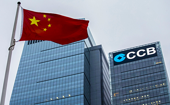 Флаг Китая на фоне здания China Construction Bank