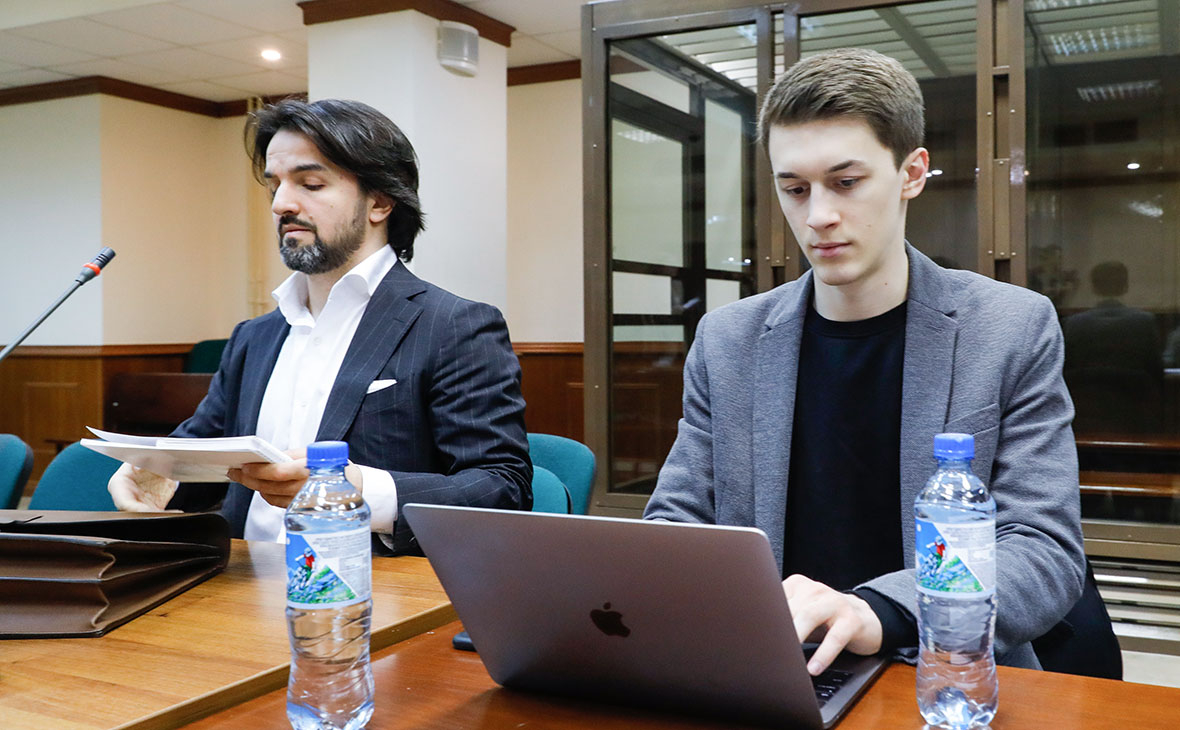 Егор Жуков (справа) и его адвокат Мурат Мусаев (слева) во время рассмотрения жалобы на приговор в Мосгорсуде