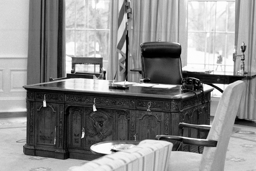 Кабинет Джимми Картера. Президент вернул в офис стол &laquo;Резолют&raquo;, который не использовался на протяжении работы трех его предшественников&nbsp;&mdash; Линдона Джонсона, Ричарда Никсона и Джеральда Форда