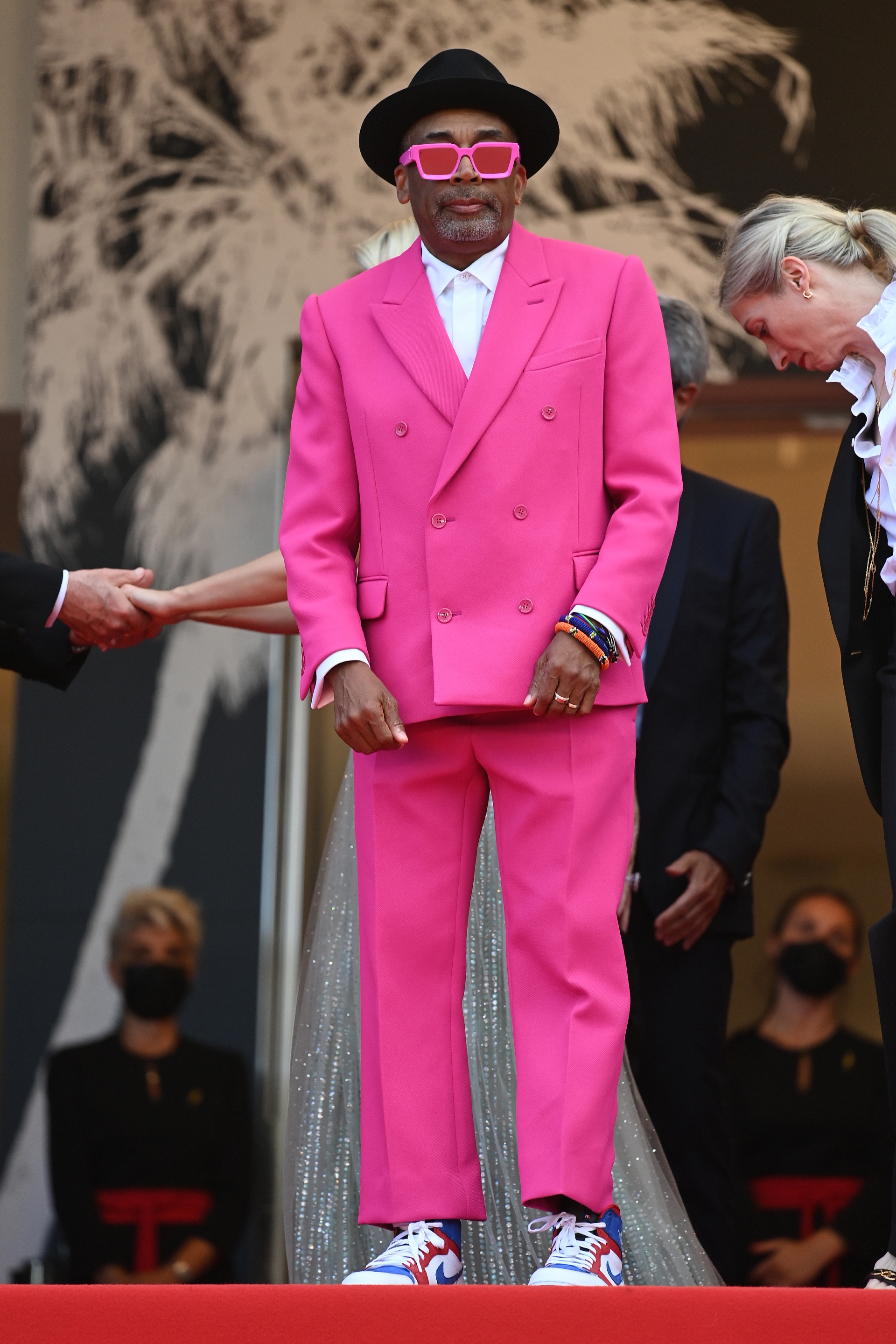Спайк Ли в костюме Louis Vuitton на открытии Каннского кинофестиваля, июль 2021