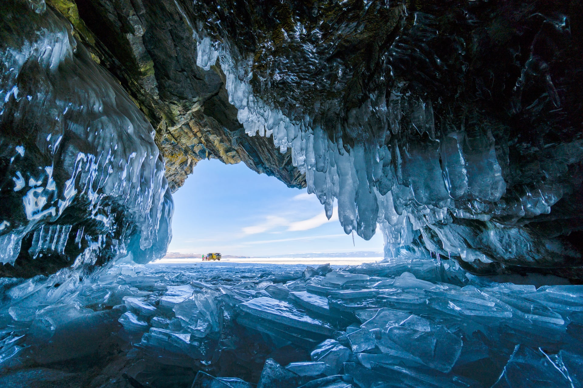 Ледяная пещера на Байкале, Россия. Фото:&nbsp;Сабрина Индербици.&nbsp;Победитель в категории &laquo;Люди и природа&raquo;
