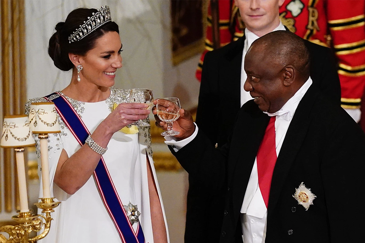 Кэтрин, принцесса Уэльская, в тиаре&nbsp;Cambridge Lover&#39;s Knot&nbsp;и президент Южной Африки Сирил Рамафоса&nbsp;во время государственного банкета в Букингемском дворце. Ноябрь&nbsp;2022 года<br />
&nbsp;