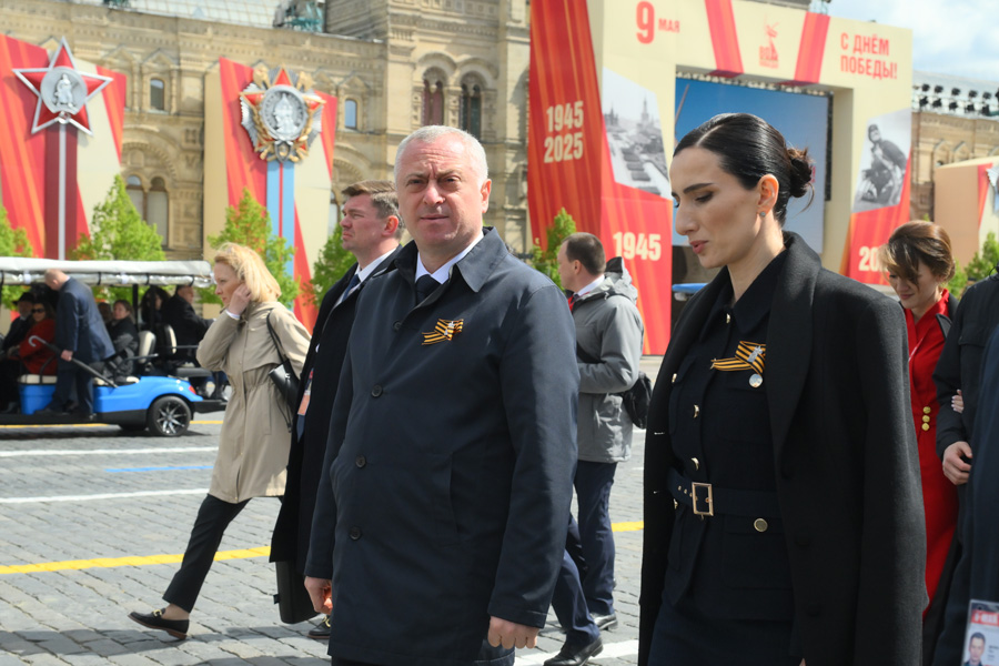 Auch das Staatsoberhaupt Abchasiens, Badra Gunba, reiste zu den Feierlichkeiten zum 80. Jahrestag des Sieges an. Er kam im März, kurz nach seiner Wahl, nach Moskau. Gunba traf sich mit Wladimir Putin und bat um Hilfe hinsichtlich der Energieknappheit in Abchasien.