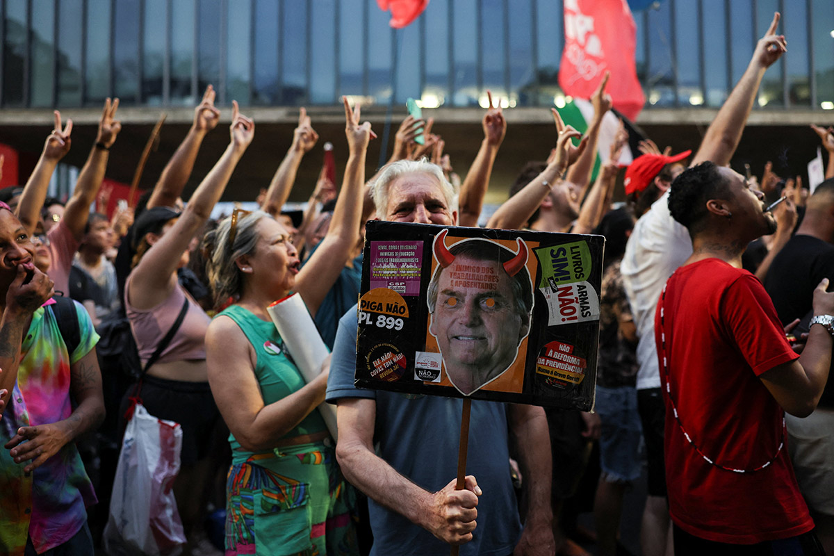 Болсонару был президентом страны с 2019 по 2023 год, его сменил на посту Лула да Силва. В январе 2023 года сторонники экс-президента, несогласные с его поражением на выборах, устроили акции протеста и беспорядки в столице. Протесты подавила полиция.