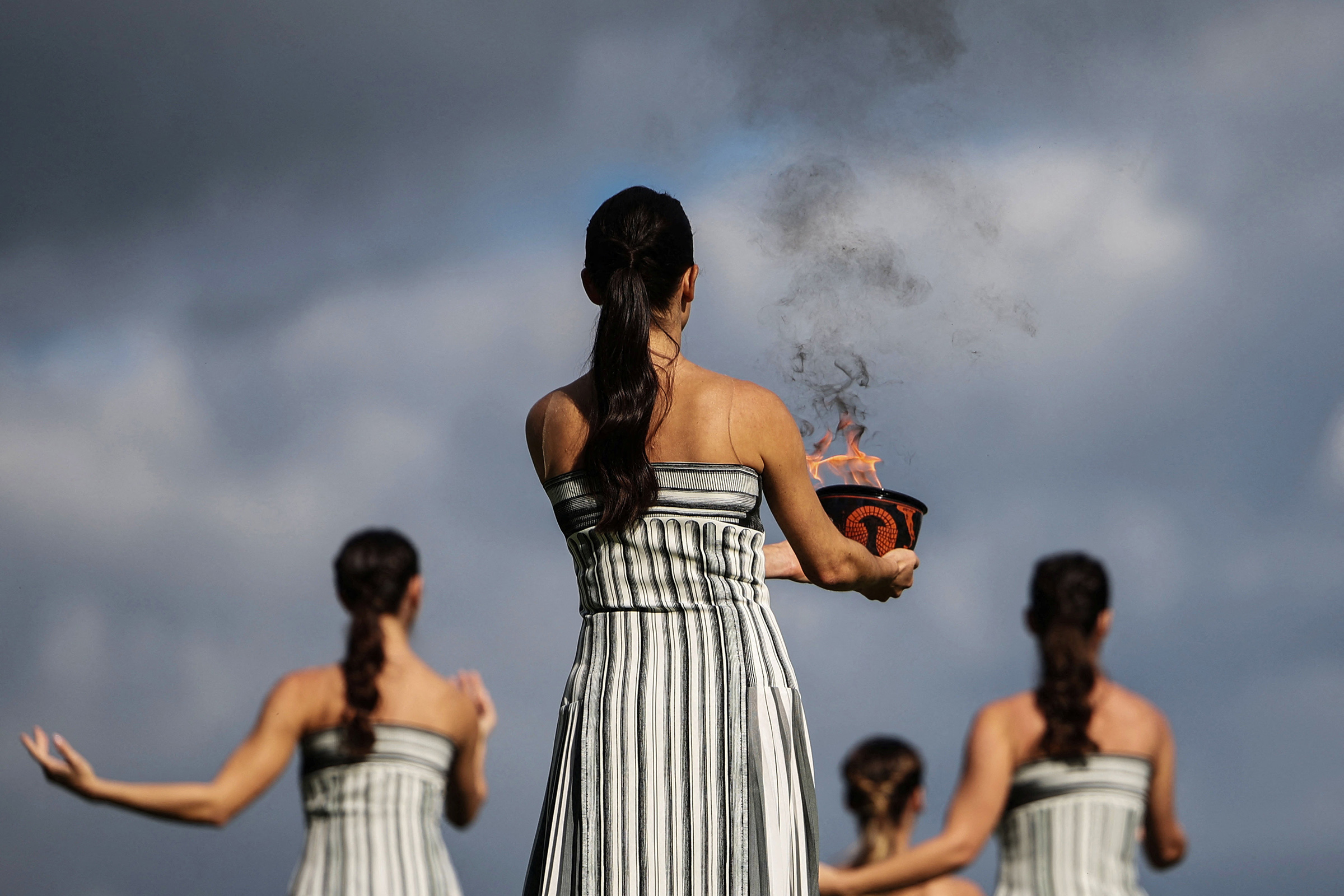 Огонь, который был добыт на генеральной репетиции 24 ноября, был использован на основной церемонии.