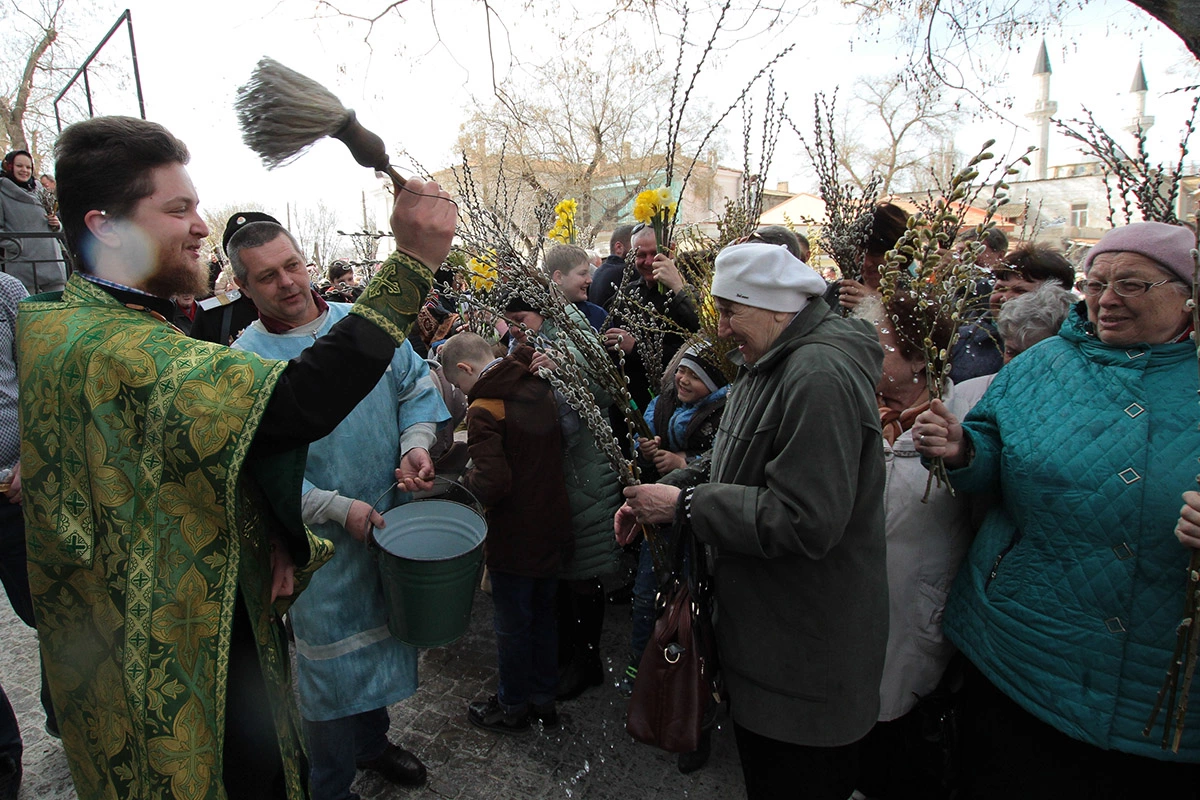 Обычно освященные ветки ставят рядом с иконами или в другом чистом и уважительном месте
