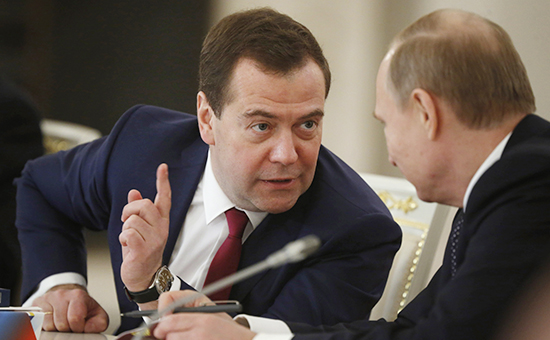 Премьер-министр РФ Дмитрий Медведев и президент РФ Владимир Путин (слева направо)