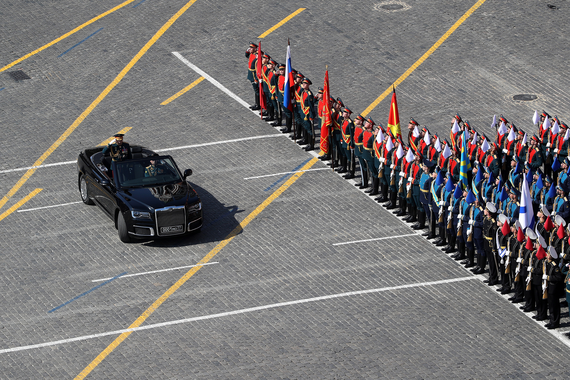 Министр обороны РФ Сергей Шойгу, принимающий парад, в кабриолете Aurus Senat. Автомобиль примет участие в параде впервые