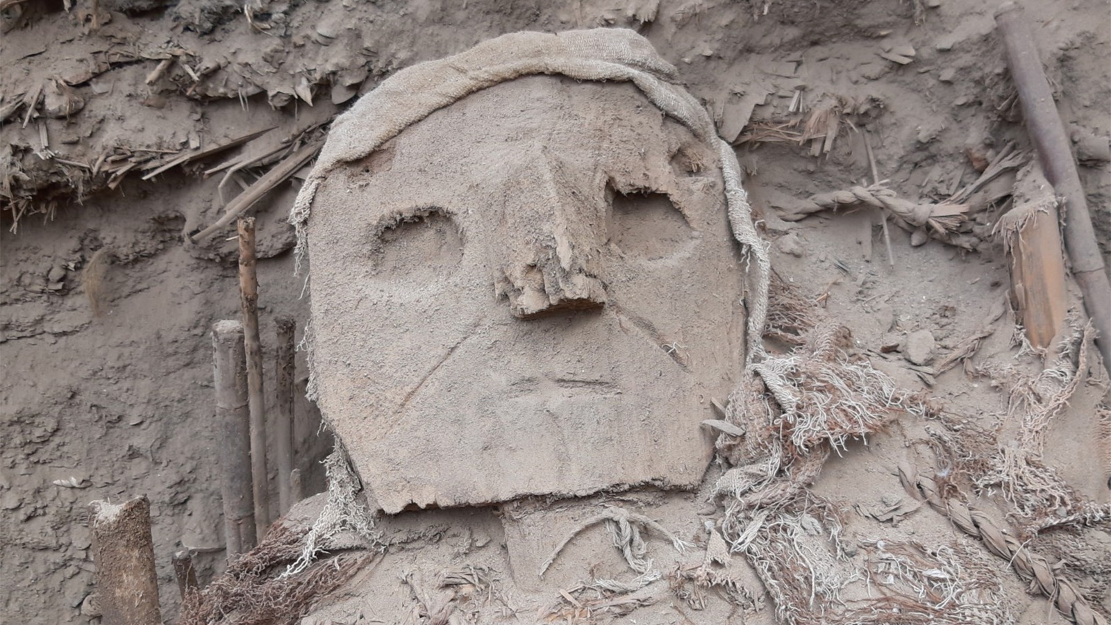 <p>Деревянная маска с резьбой, известная как &laquo;фальшивая голова&raquo;, из захоронения в Пачакамаке в провинции Лима (Перу)</p>