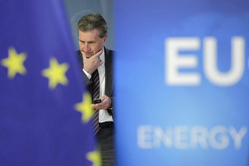 Гюнтер Эттингер, еврокомиссар по энергетике ЕК, 26 июня 2014 года (ТАСС)



&laquo;Еврокомиссия не может смириться с тем, что некоторые государства ЕС подписали с Россией соглашения о строительстве газопровода, в которых нарушается совместно принятое европейское право. Я призываю страны Евросоюза отложить проект до тех пор, пока он не будет соответствовать европейскому праву. Следует также задаться вопросом, подходящий ли сейчас момент для подписания дальнейших соглашений, которые касаются &laquo;Южного потока&raquo;.
