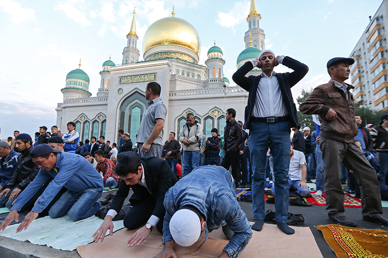 Мусульмане молятся в день праздника жертвоприношения Курбан-байрам у Московской соборной мечети