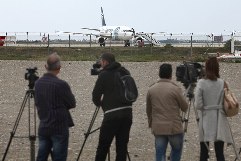 Фоторепортеры возле аэропорта Ларнаки, где приземлился угнанный A320