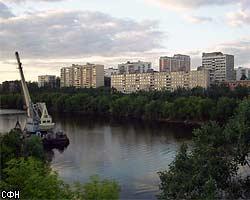 Новая авария трубопровода: в Москва-реку попала нефть